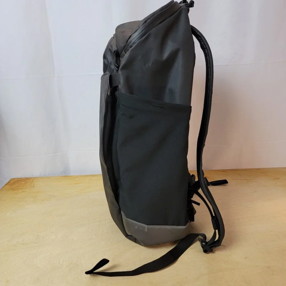 Camelbak missing zippers